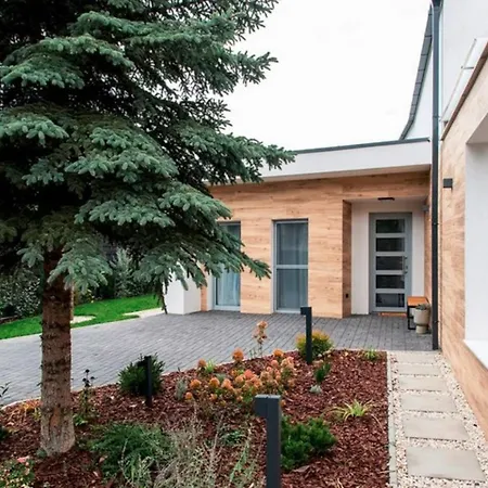 Private Family With Swimming Pool, Formula 1 Feriehus *